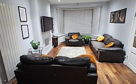Cozy & Elegant 4 Bedroom Home Near Wembley